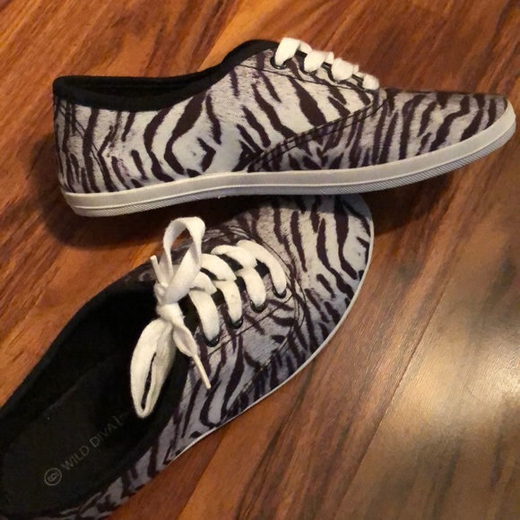 size 6 zebra sneakers - Picture 2 of 4